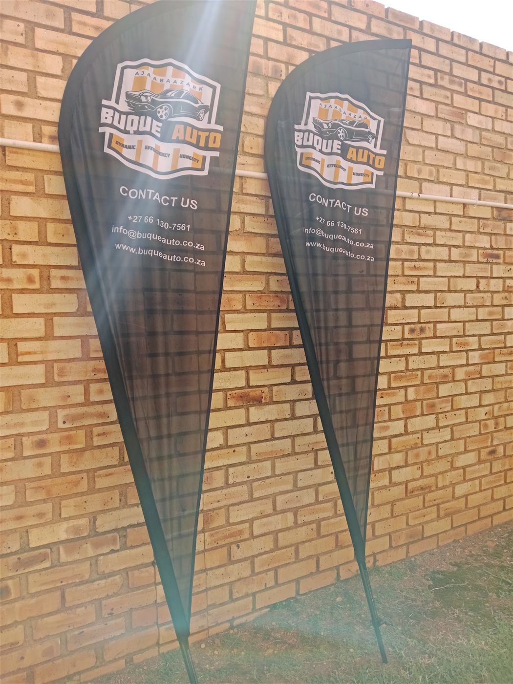 Buque Auto branded feather flags outdoors